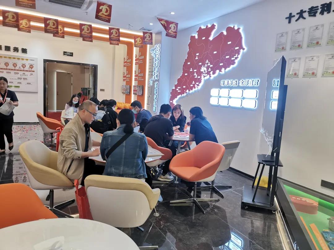 聽說，華美樂這2家店，開業(yè)第一天就被擠爆了！